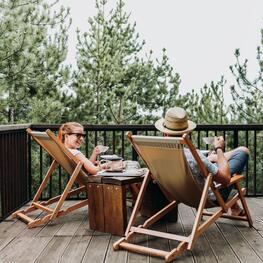 Harmonisches Paars auf einer Terrasse im PARKTRIO