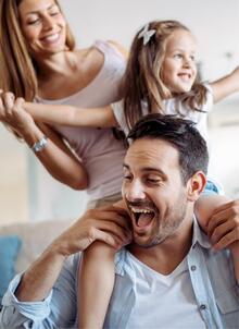 Eine glückliche Familie im PARKTRIO